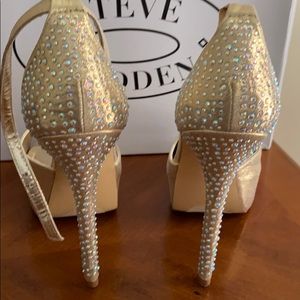 Used Steve Madden gold heels